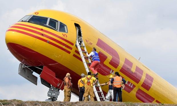 Máy bay Boeing 757 gãy đôi sau cú hạ cánh bất thành - Ảnh 2.