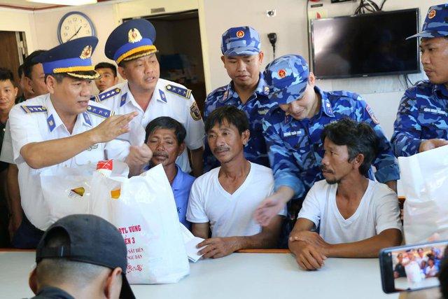 9 ngày hãi hùng của 4 thuyền viên tàu cá trôi dạt 450km: Trời sáng mới biết mình còn sống - Ảnh 2.