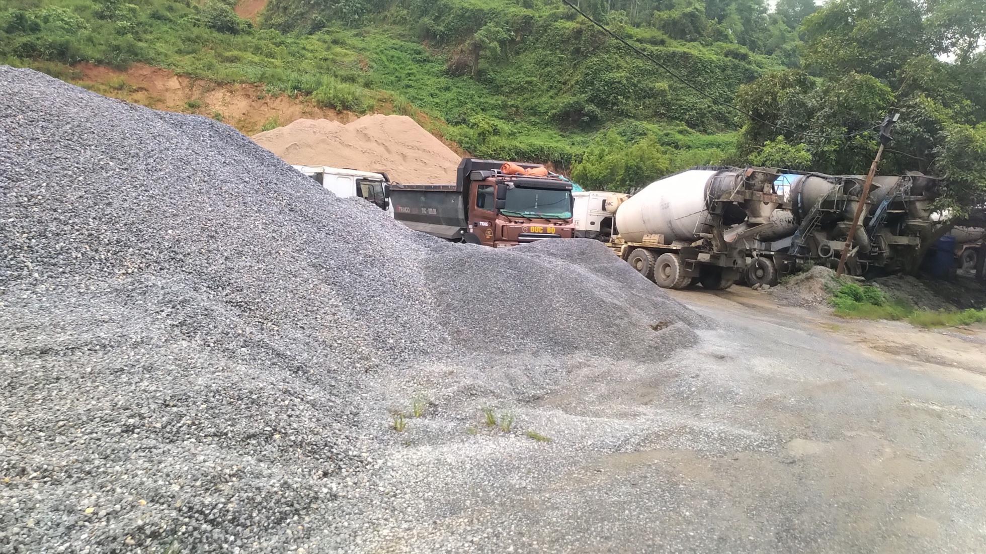 Hàng ngày, hàng trăm lượt xe qua lại để lấy bê tông tông tươi chở đến các công trình.