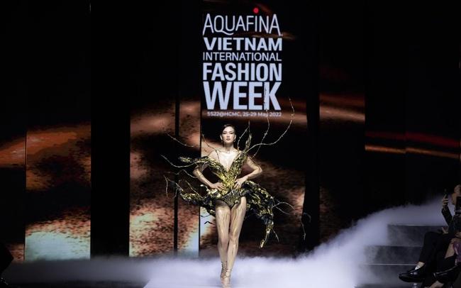 BST đặc biệt của NTK Hoàng Minh Hà mở màn Aquafina Vietnam International Fashion Week 2022: Vẽ nên đường cong Tây Bắc đầy nghệ thuật