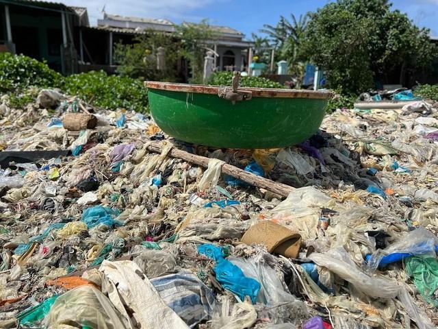 Bờ biển Quảng Ngãi ngập rác thải gây ô nhiễm - Ảnh 15.