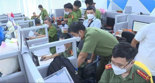 Khởi tố 13 nhân viên công ty tài chính nước ngoài chuyên ghép ảnh nóng để đòi nợ - Ảnh 2. Khởi tố 13 nhân viên công ty tài chính nước ngoài chuyên ghép ảnh nóng để đòi nợ - Ảnh 2.