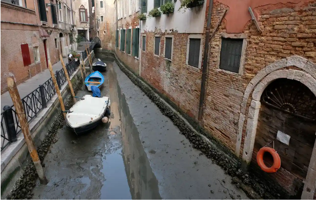 Kênh ở Venice cạn kiệt, Italy đối mặt với đợt hạn hán mới - Ảnh 1. Kênh ở Venice cạn kiệt, Italy đối mặt với đợt hạn hán mới - Ảnh 1.