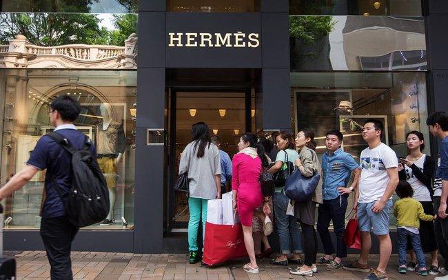 Không ai sướng bằng nhân viên Hermès: Công ty thưởng mạnh 17 tháng lương, người thấp nhất cũng bỏ túi 100 triệu đồng