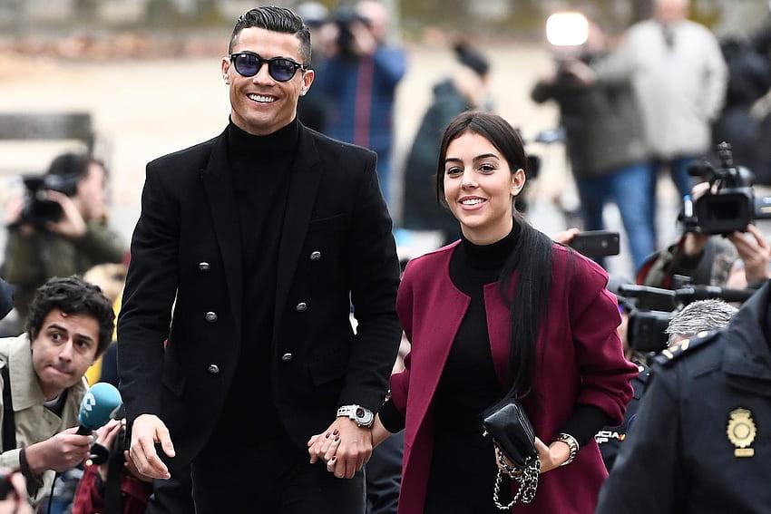 Bạn gái thừa nhận choáng ngợp trước vẻ đẹp trai của Ronaldo, tối chỉ cần ngắm sẽ ngủ ngon - Ảnh 2.