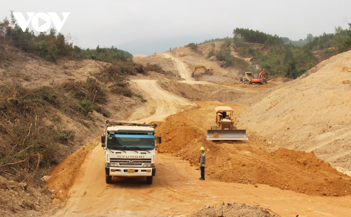 Hối hả trên công trường cao tốc Bắc - Nam đoạn Quy Nhơn - Chí Thạnh - Ảnh 6.