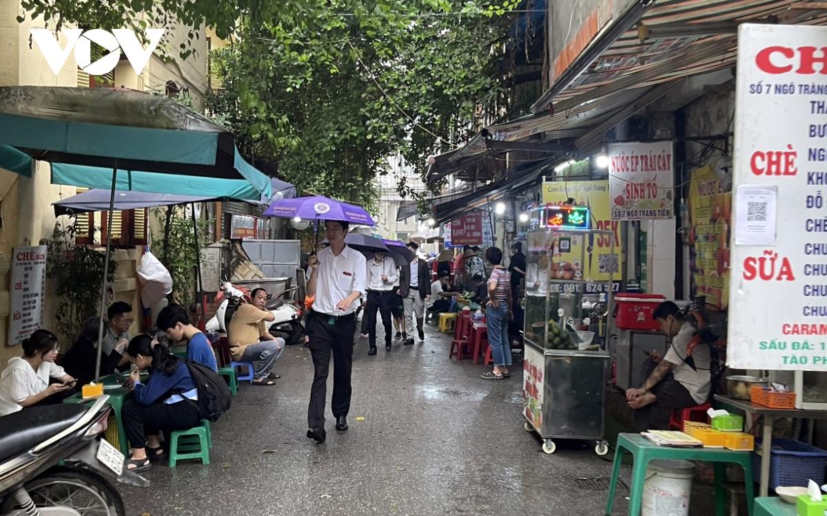 Nhiều hàng quán ở Hà Nội dựng mái che "đánh dấu lãnh địa" để kinh doanh trên vỉa hè - Ảnh 6.