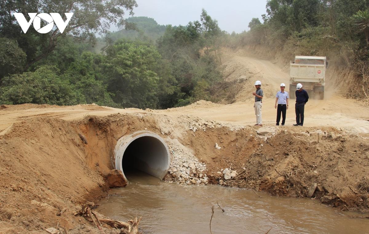 Hối hả trên công trường cao tốc Bắc - Nam đoạn Quy Nhơn - Chí Thạnh - Ảnh 7.