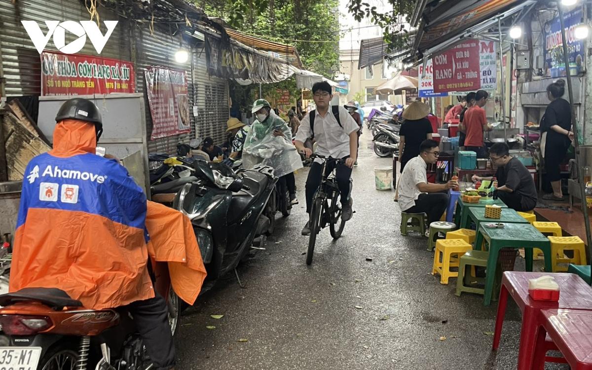 Nhiều hàng quán ở Hà Nội dựng mái che "đánh dấu lãnh địa" để kinh doanh trên vỉa hè - Ảnh 7.