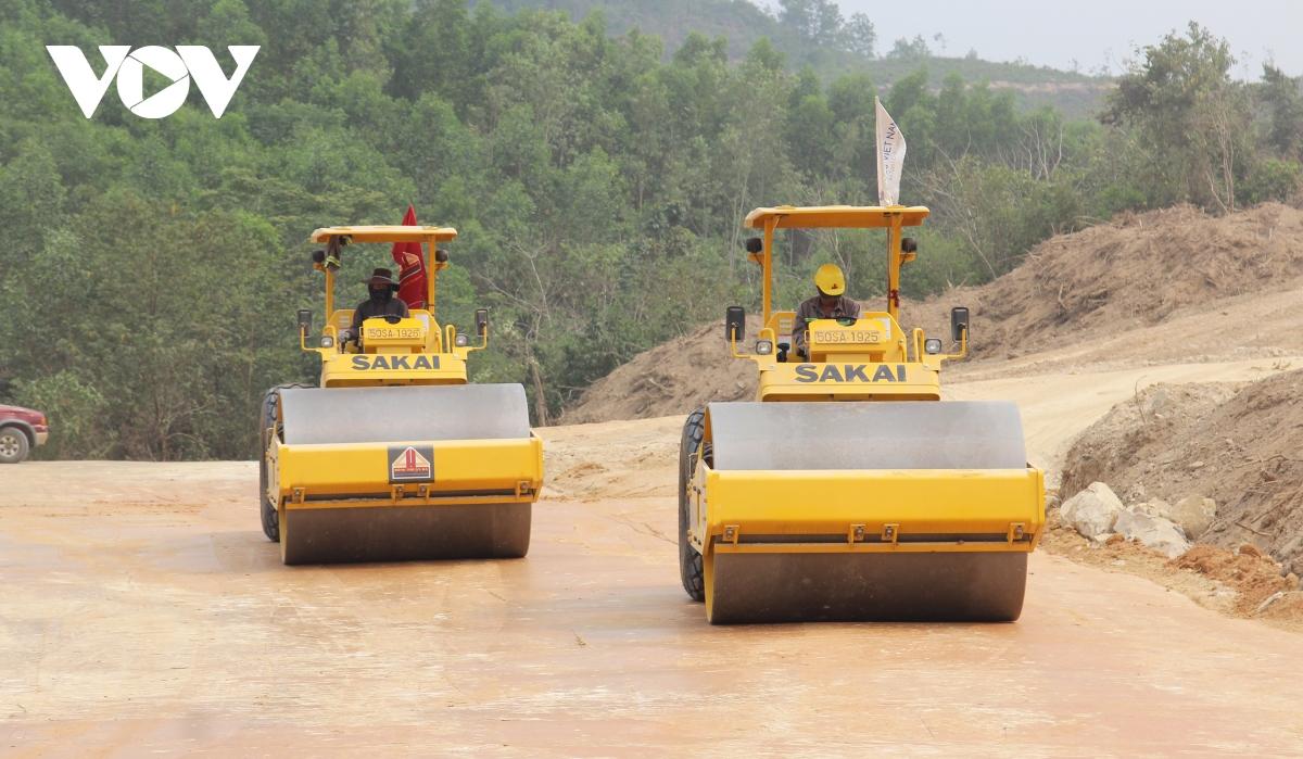 Hối hả trên công trường cao tốc Bắc - Nam đoạn Quy Nhơn - Chí Thạnh - Ảnh 10.