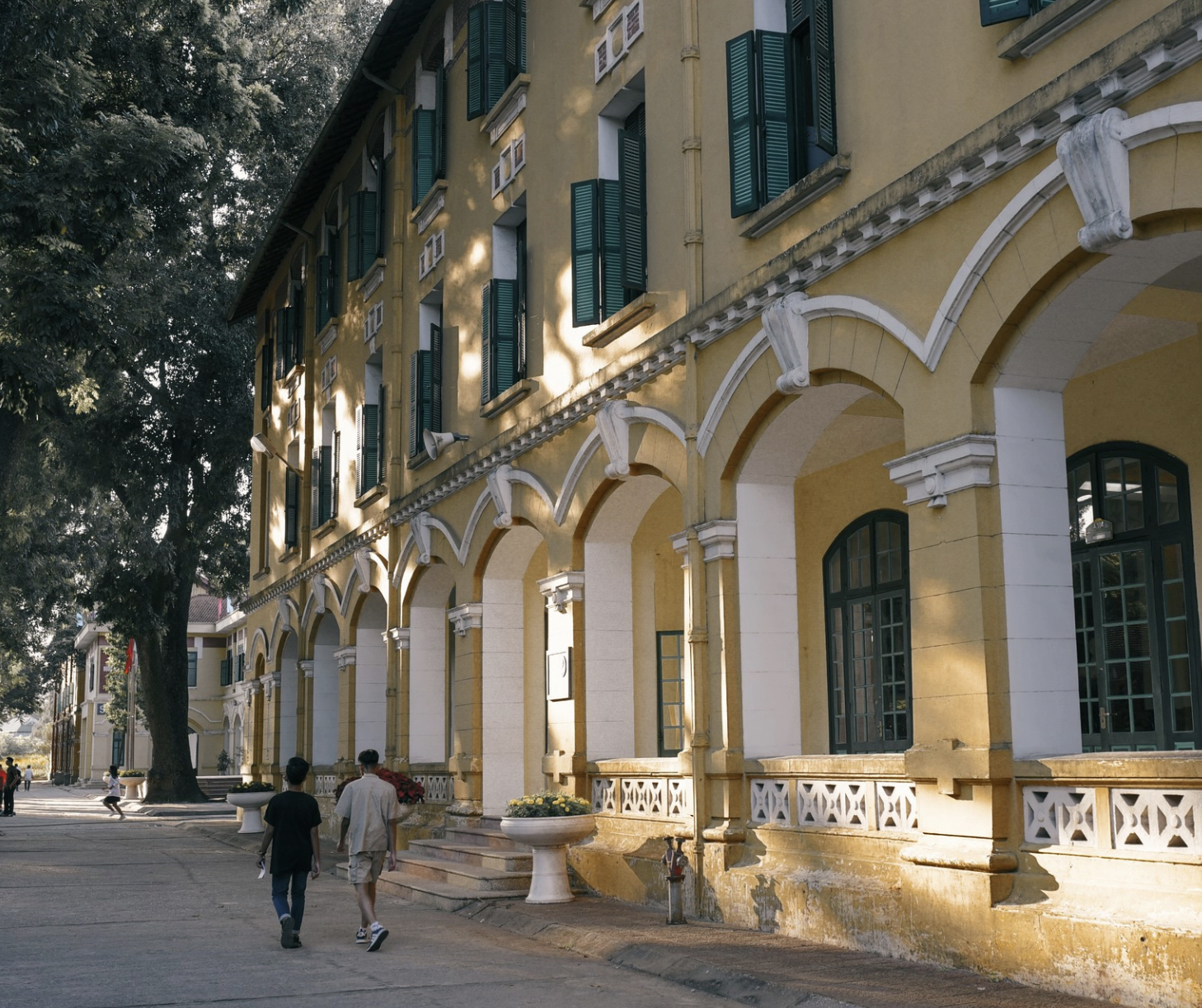 Những ngôi trường có cảnh quan đẹp nhất Hà Nội: Góc nào cũng có thể "check-in", có nơi sở hữu cả "mùa thu" cho riêng mình! - Ảnh 3.