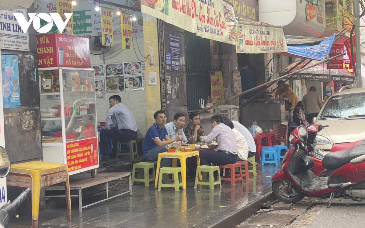 Nhiều hàng quán ở Hà Nội dựng mái che "đánh dấu lãnh địa" để kinh doanh trên vỉa hè - Ảnh 1.