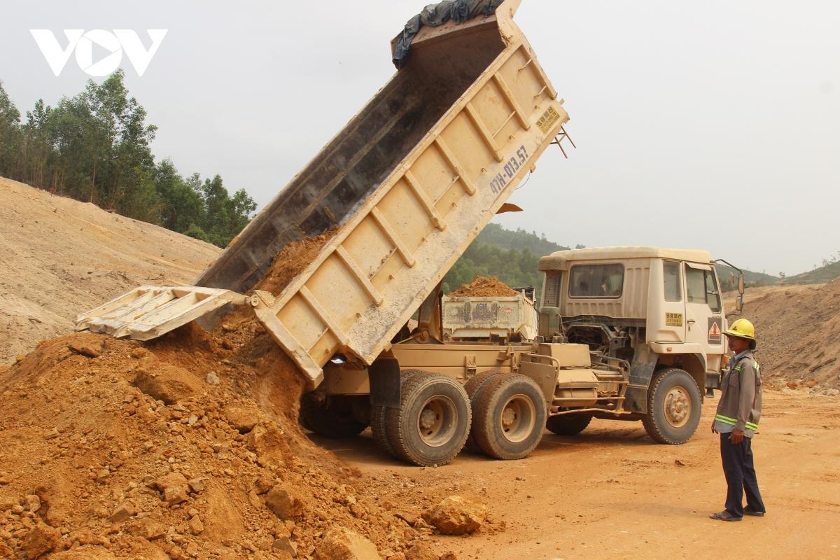 Hối hả trên công trường cao tốc Bắc - Nam đoạn Quy Nhơn - Chí Thạnh - Ảnh 9.