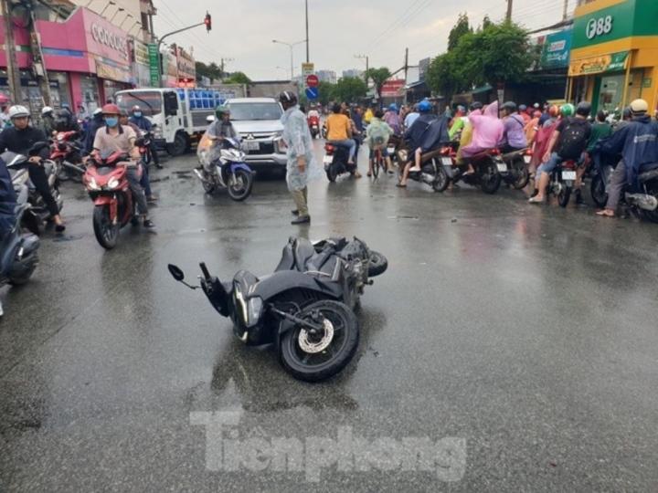 Kinh hoàng ô tô ‘điên’ tông hàng loạt phương tiện rồi lăn nhiều vòng trên đường - Ảnh 5.