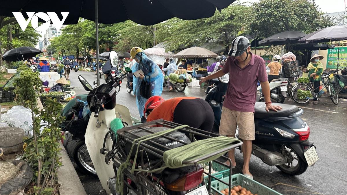 Chợ tự phát họp lấn chiếm lòng đường, vỉa hè tại k, Hà Nội - Ảnh 4.