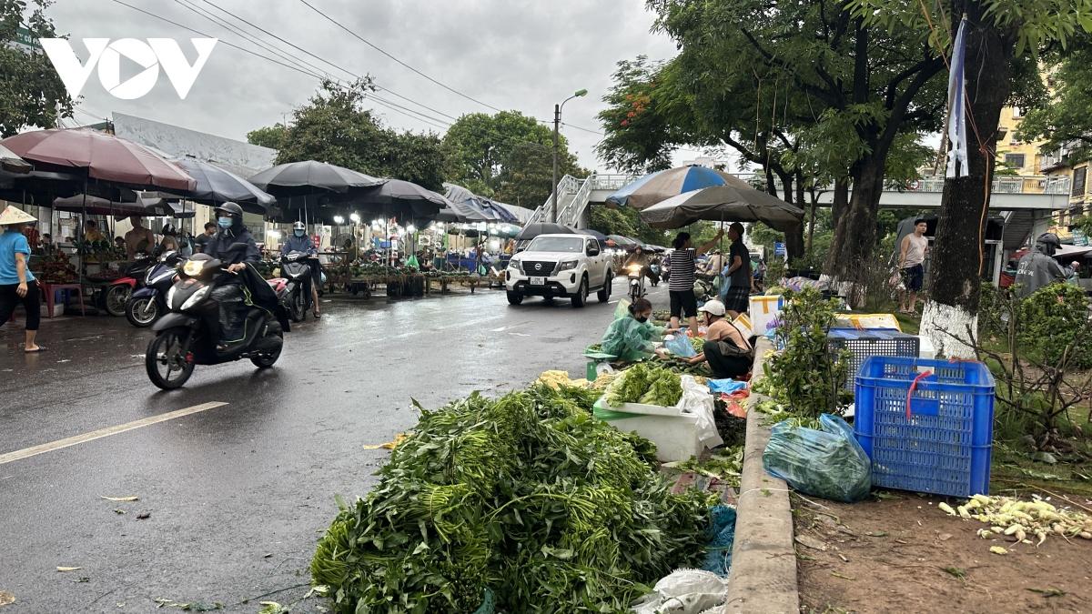 Chợ tự phát họp lấn chiếm lòng đường, vỉa hè tại k, Hà Nội - Ảnh 3.