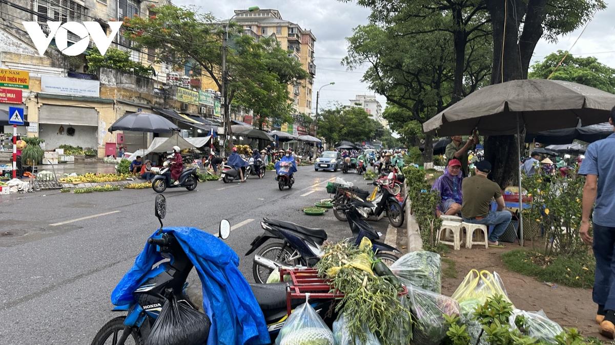 Chợ tự phát họp lấn chiếm lòng đường, vỉa hè tại k, Hà Nội - Ảnh 2.