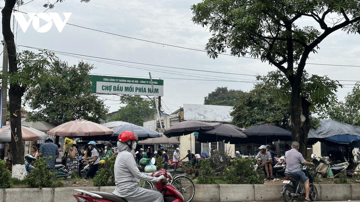 Chợ tự phát họp lấn chiếm lòng đường, vỉa hè tại k, Hà Nội - Ảnh 1.