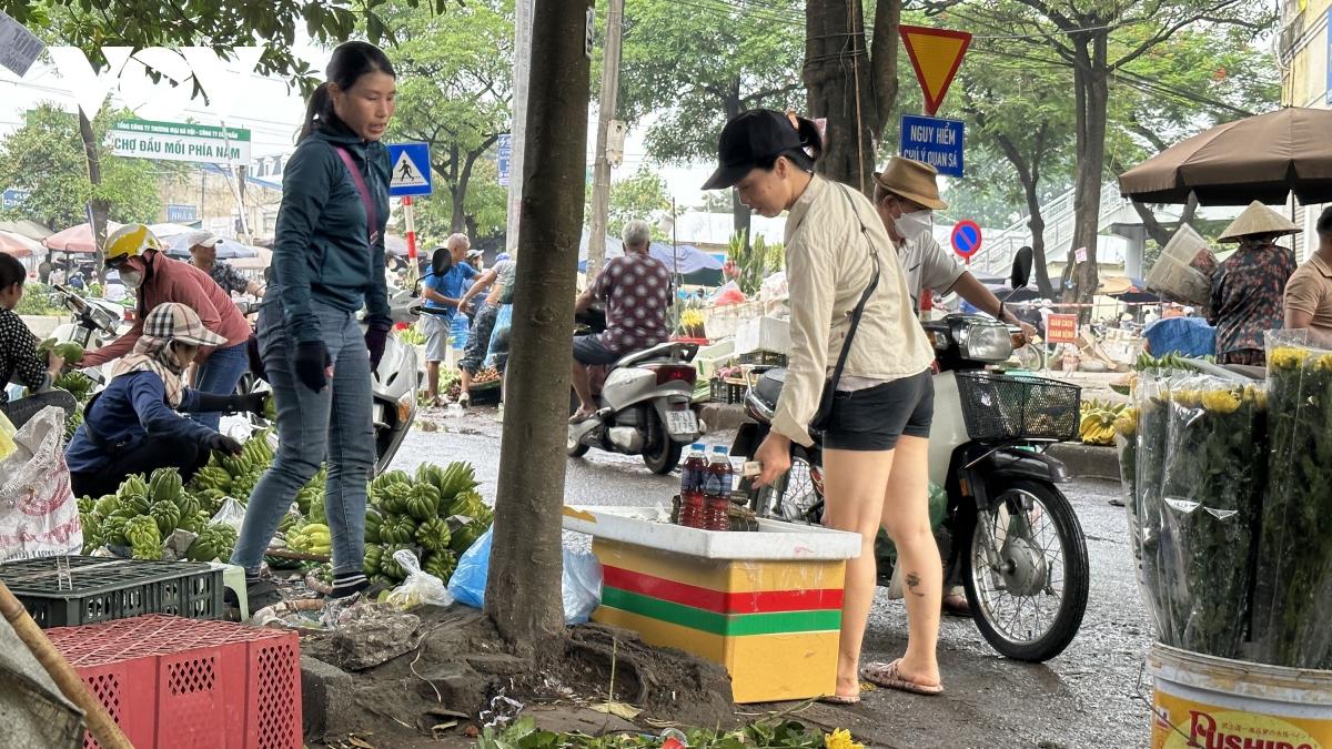 Chợ tự phát họp lấn chiếm lòng đường, vỉa hè tại k, Hà Nội - Ảnh 10.