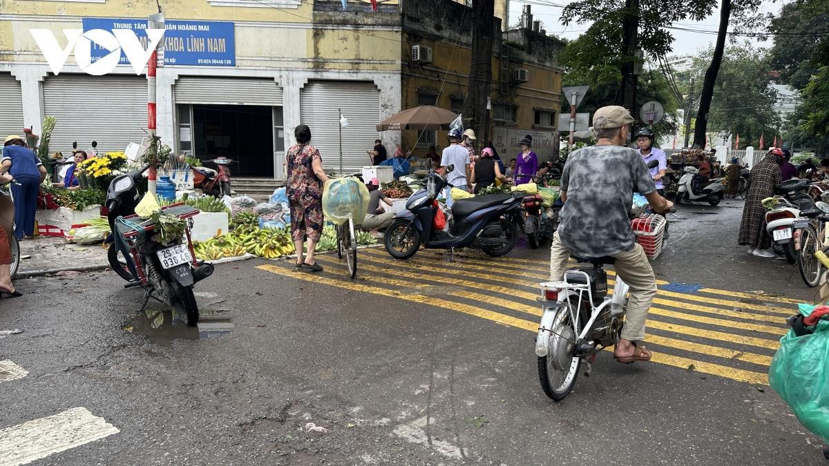 Chợ tự phát họp lấn chiếm lòng đường, vỉa hè tại k, Hà Nội - Ảnh 7.