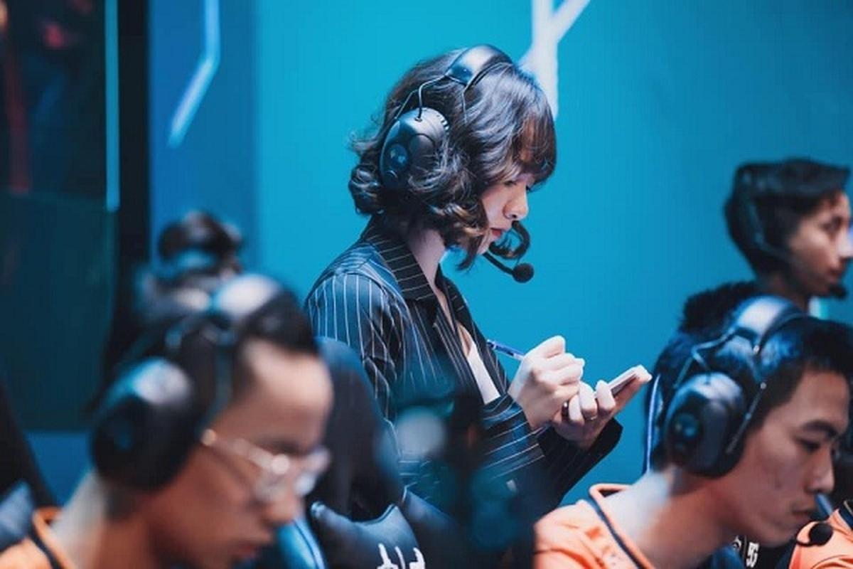 Nữ HLV đầu tiên của Esports Việt khoe nhan sắc U30 khó tin - Ảnh 4.