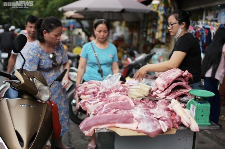 Lo mưa to gió lớn do bão số 1, nhiều người Hà Nội đổ xô mua xăng, gạo, thực phẩm - Ảnh 4.