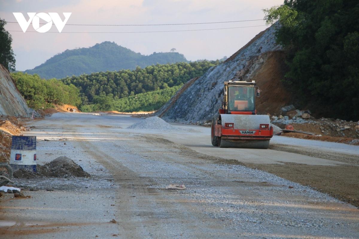 Hối hả thi công cao tốc Tuyên Quang - Phú Thọ sau khi được gộp giai đoạn 2 - Ảnh 6.