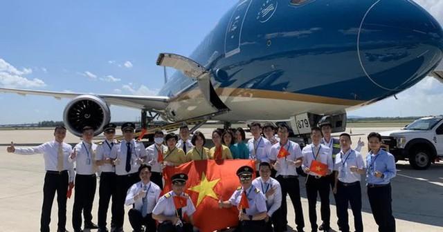 Máy bay Việt Nam cấp tập cất hạ cánh, tạo nên hiện tượng lạ ở đất nước 27 triệu dân