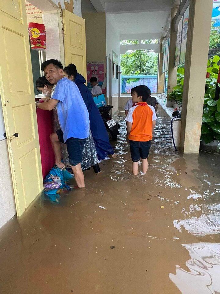 Hà Nội mưa lớn, cô giáo vừa dạy học vừa tát nước, học sinh bơi giữa sân trường - Ảnh 1.