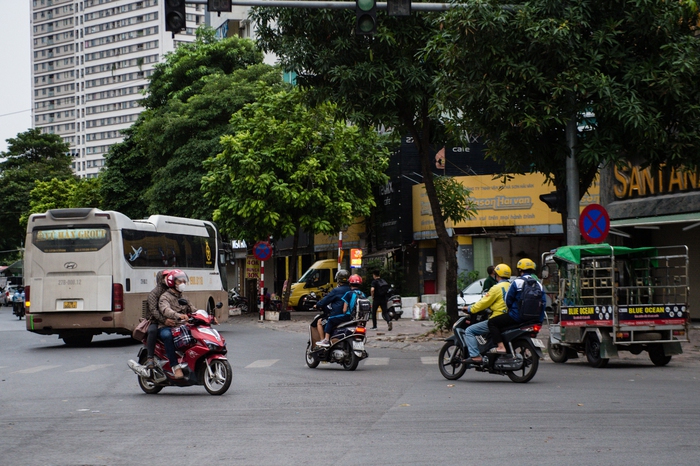 Hà Nội: Không khí lạnh tăng cường kèm mưa, người dân mặc thêm áo khoác ra đường - Ảnh 4.