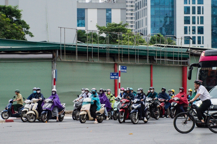 Hà Nội: Không khí lạnh tăng cường kèm mưa, người dân mặc thêm áo khoác ra đường - Ảnh 6.