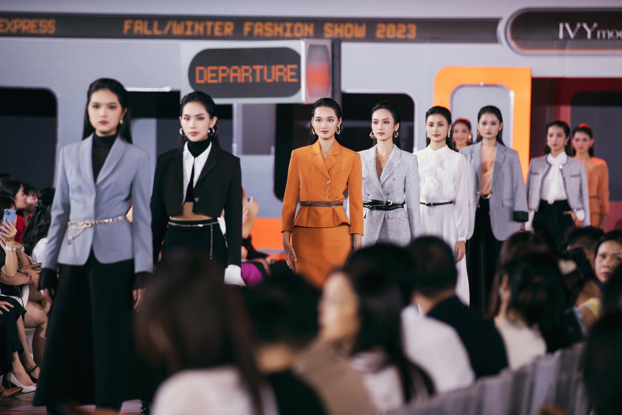 HH Đỗ Mỹ Linh tái xuất sau sinh con, MC Mai Ngọc đẹp phát sáng tại fashion show hot nhất nhì thu đông 2023 - Ảnh 12.