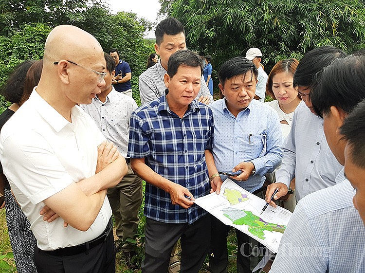 Đoàn công tác đi khảo sát