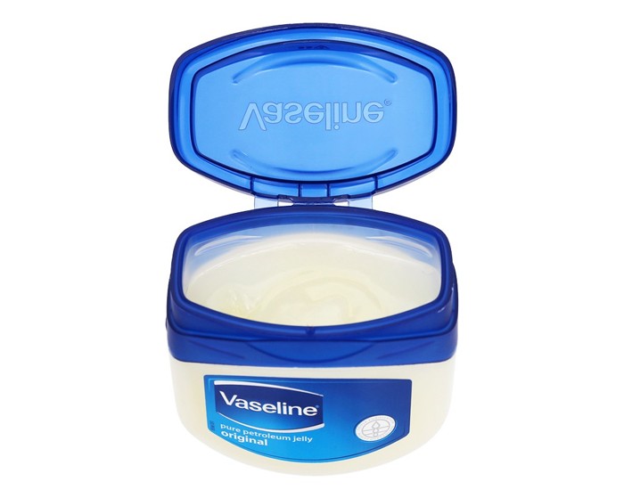 Sử dụng vaseline chăm sóc da mùa hanh khô