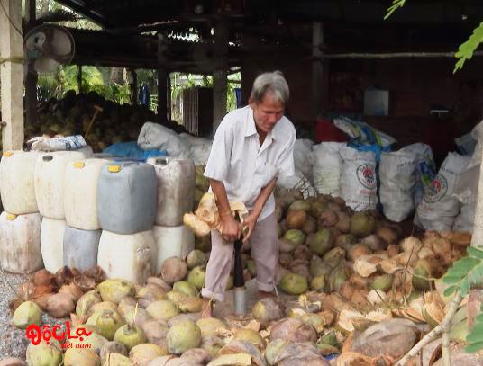 Dị nhân miền Tây bị mù vẫn dùng tay không lột vỏ 200 trái dừa/ngày, ghi nhớ được 1.000 số điện thoại  - Ảnh 2.