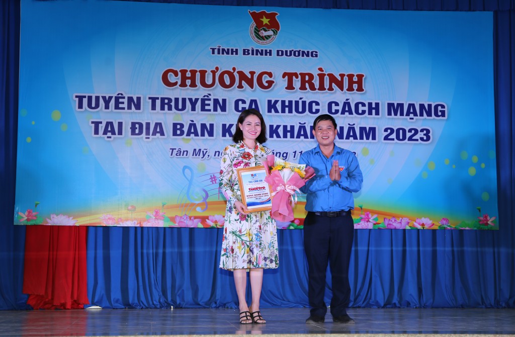 Bình Dương: Ấm áp tình người chương trình văn nghệ và tuyên truyền pháp luật lưu động cho đoàn viên, thanh niên