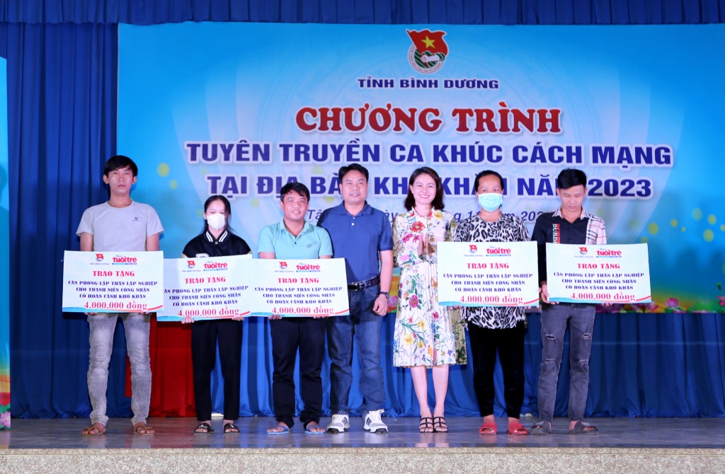 Bình Dương: Ấm áp tình người chương trình văn nghệ và tuyên truyền pháp luật lưu động cho đoàn viên, thanh niên