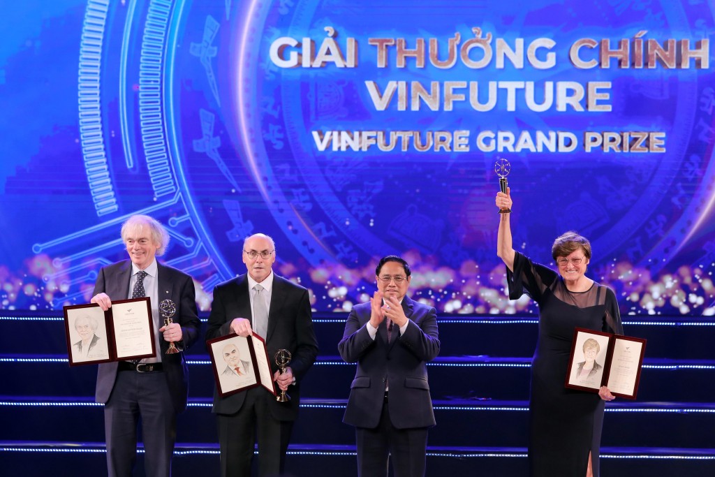 GS. Pieter Cullis (ngoài cùng bên trái) cùng GS. Drew Weissman và TS. Katalin Karikó được trao Giải thưởng Chính VinFuture mùa 1 cho công trình phát triển công nghệ vắc-xin mRNA. Ảnh: VFP.