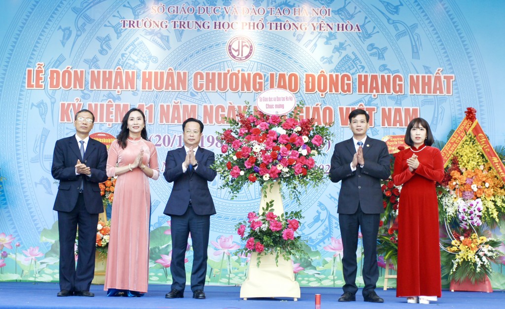 Trường THPT Yên Hòa đón nhận Huân chương Lao động hạng Nhất