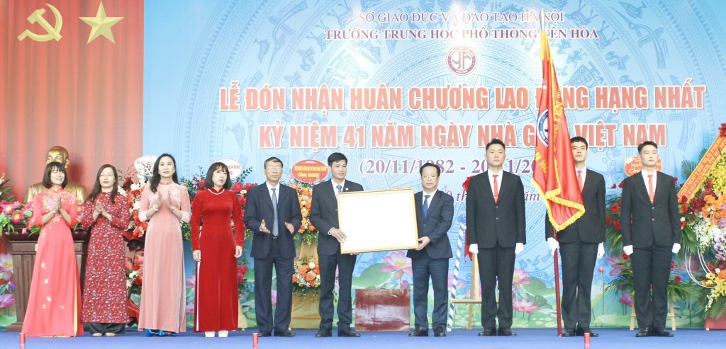 Trường THPT Yên Hòa đón nhận Huân chương Lao động hạng Nhất
