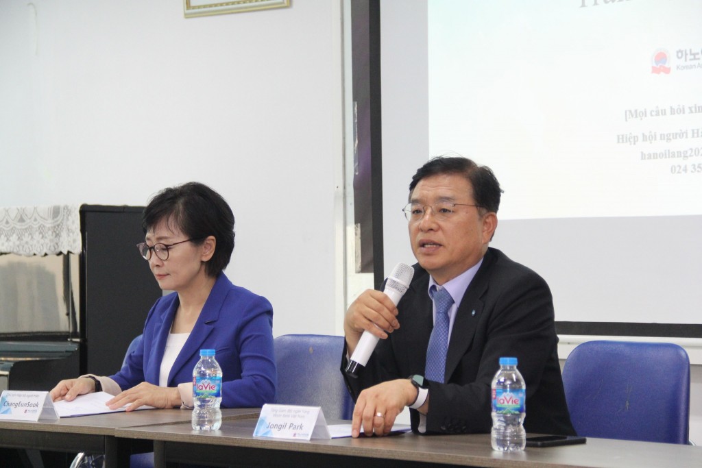 Ông Park Jong Il - Tổng Giám đốc ngân hàng Woori Việt Nam. Chang Eun Sook - chủ tịch Hiệp hội người Hàn tại Hà Nội thông tin về chương trình