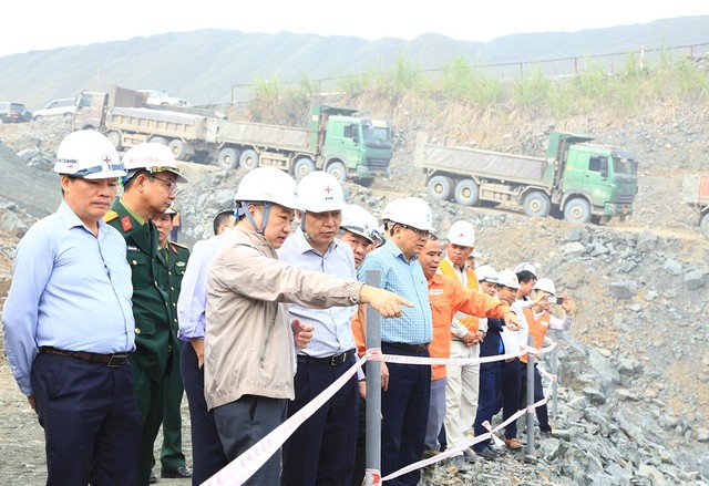 Lãnh đạo EVN kiểm tra thi công hạng mục cửa lấy nước dự án nhà máy thủy điện Hòa Bình mở rộng -Ảnh:EVN