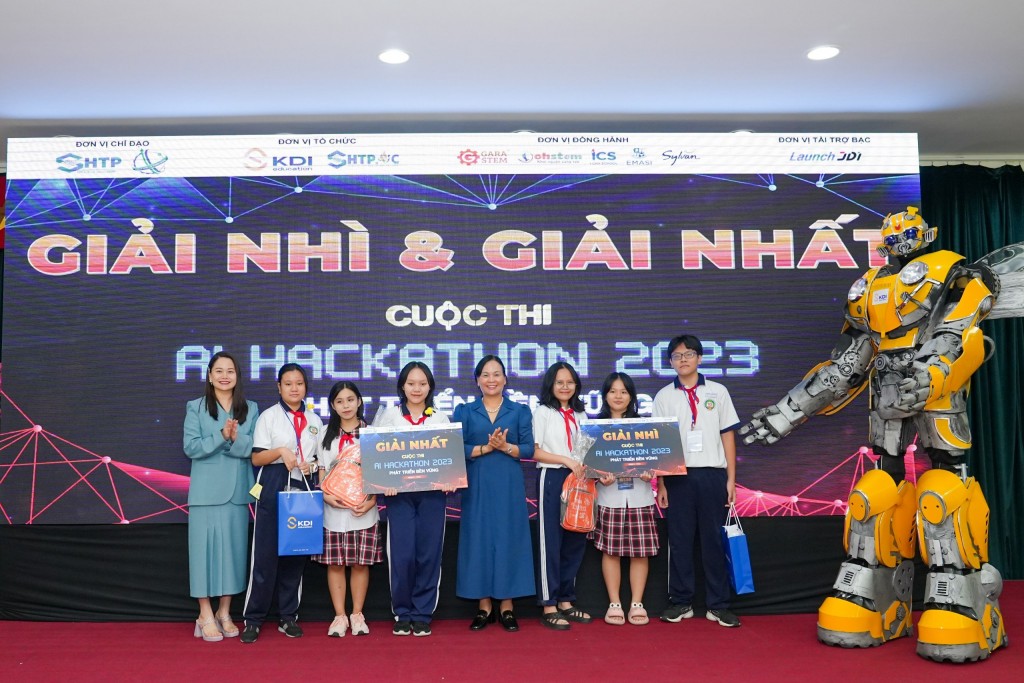 Các em học sinh đạt giải Nhất cuộc thi