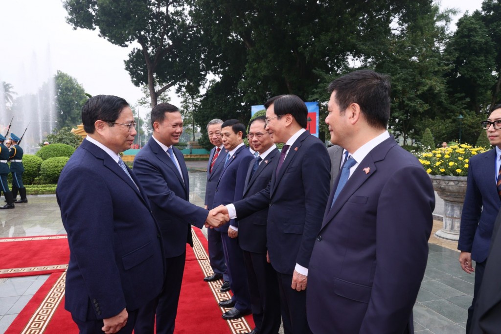 Thủ tướng Phạm Minh Chính giới thiệu với Thủ tướng Campuchia Hun Manet các đại biểu phía Việt Nam dự lễ đón - Ảnh: VGP/Nhật Bắc