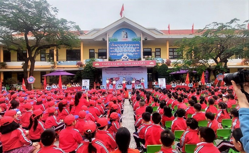 Các em học sinh Trường Tiểu học Đồng Mỹ hào hứng tham gia chương trình.