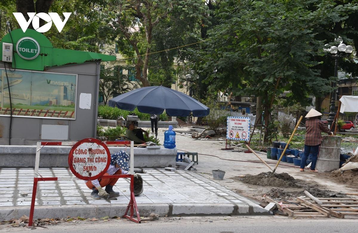 Cận cảnh loạt vườn hoa, vườn dạo ở Hà Nội đang được cải tạo, chỉnh trang - Ảnh 7.