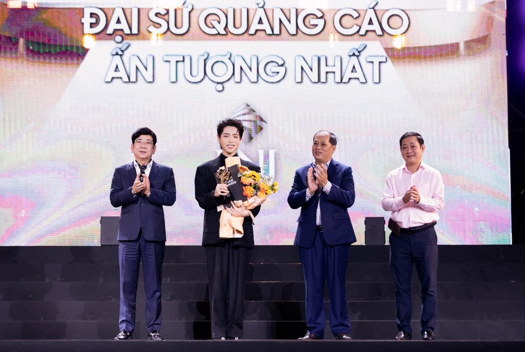 Giải thưởng Đại sứ Quảng cáo ấn tượng nhất thuộc về nghệ sĩ Đức Phúc với chiến dịch “Trao nhau khoảnh khắc, ghi dấu một đời” của PNJ