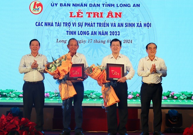 Lãnh đạo tỉnh Long An tặng hoa tri ân nguyên Chủ tịch nước Trương Tấn Sang và nguyên Phó thủ tướng Chính phủ Trương Hòa Bình.