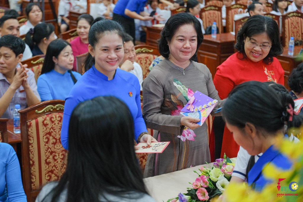 Đại diện trẻ em tham dự chương trình tặng thiệp chúc mừng năm mới cho các đại biểu