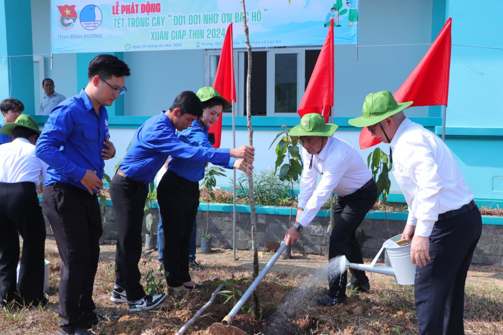 Lãnh đạo tỉnh Bình Dương trồng cây tại buổi lễ